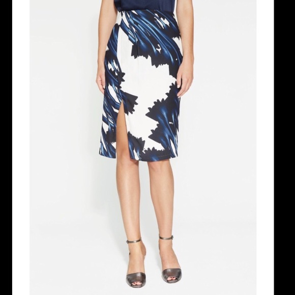 🚨HALSTON PRINTED DRAPE SKIRT🚨 - Picture 2 of 8